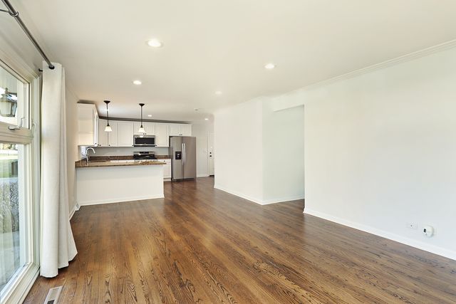 1913 Milton Avenue, Northbrook, IL 60062