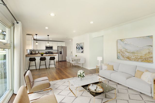 1913 Milton Avenue, Northbrook, IL 60062