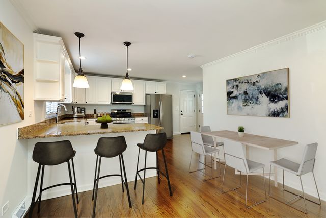 1913 Milton Avenue, Northbrook, IL 60062