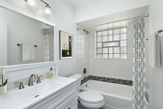 1913 Milton Avenue, Northbrook, IL 60062