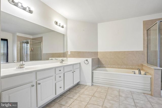 14 CAMBRIDGE LN, Berlin, NJ 08009