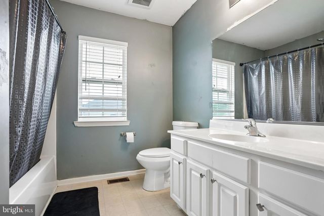 14 CAMBRIDGE LN, Berlin, NJ 08009