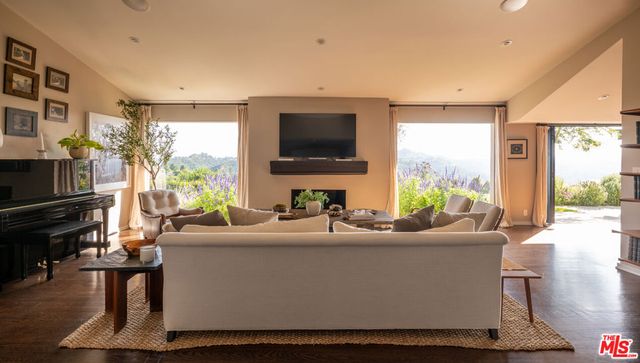 7840 Torreyson Drive, Los Angeles, CA 90046
