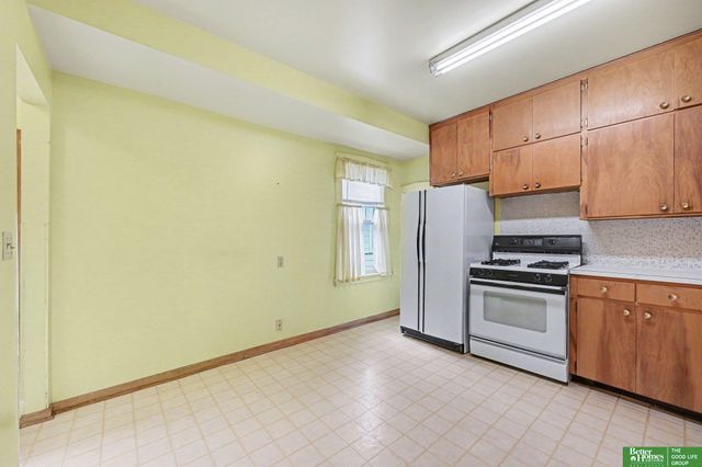 3212 Oak Street, Omaha, NE 68105