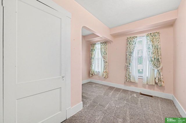 3212 Oak Street, Omaha, NE 68105