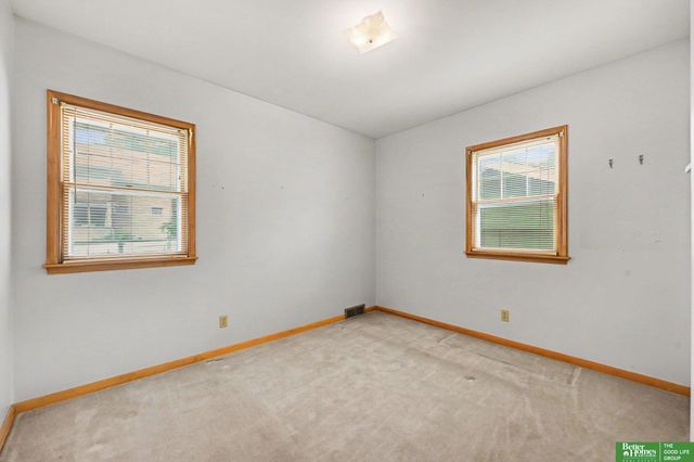 3212 Oak Street, Omaha, NE 68105