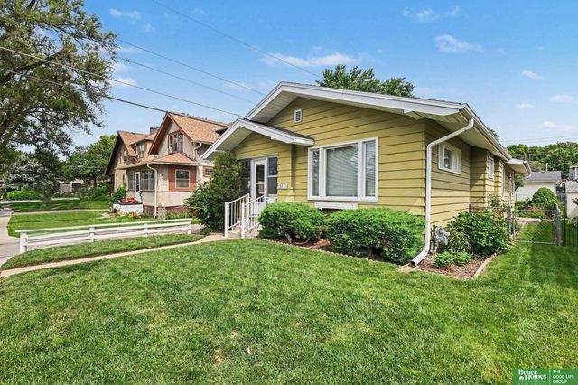 3212 Oak Street, Omaha, NE 68105