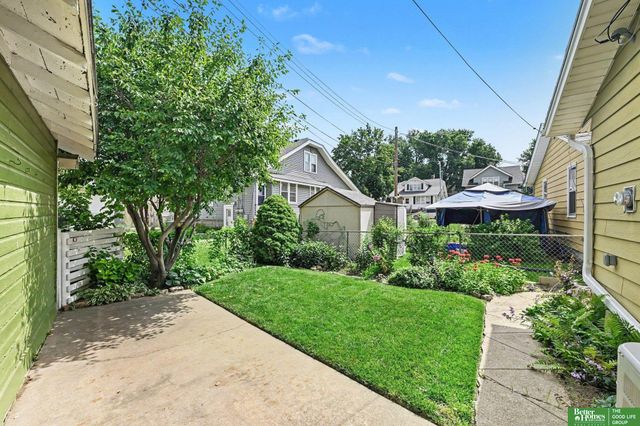 3212 Oak Street, Omaha, NE 68105