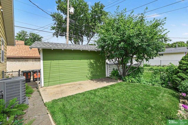 3212 Oak Street, Omaha, NE 68105