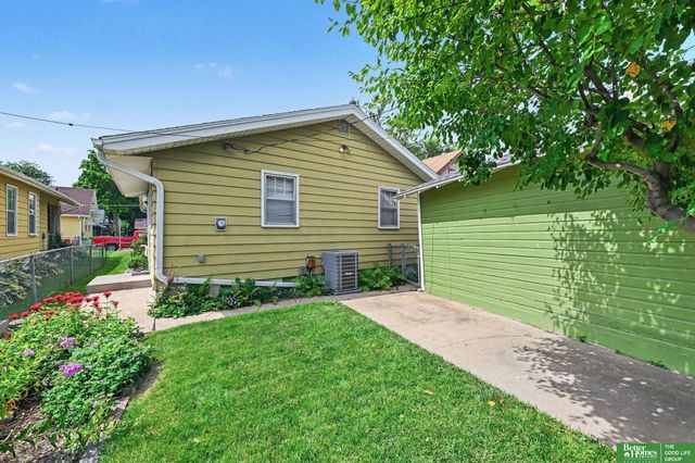 3212 Oak Street, Omaha, NE 68105