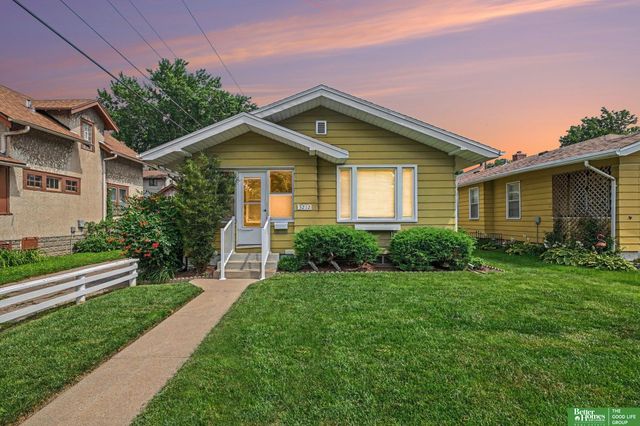 3212 Oak Street, Omaha, NE 68105