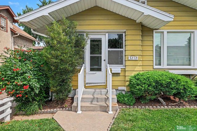 3212 Oak Street, Omaha, NE 68105