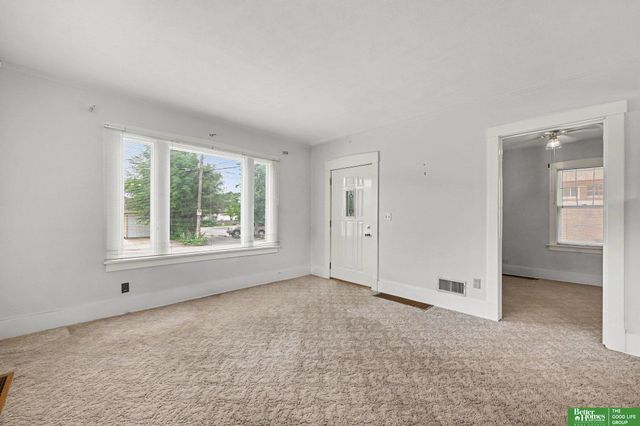 3212 Oak Street, Omaha, NE 68105