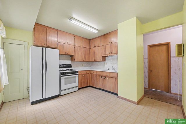 3212 Oak Street, Omaha, NE 68105