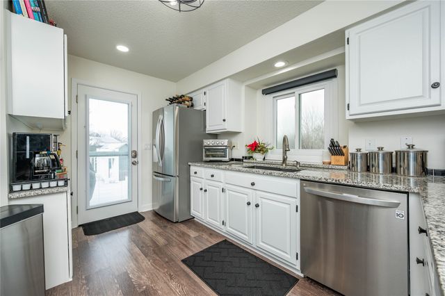 5304 Brookview Drive, West Des Moines, IA 50266