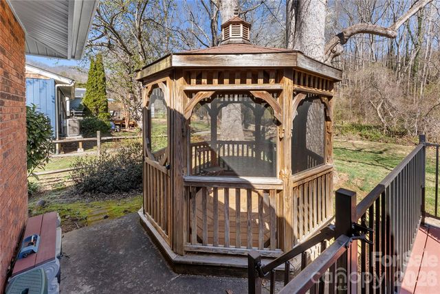 879 New Haw Creek Road, Asheville, NC 28805