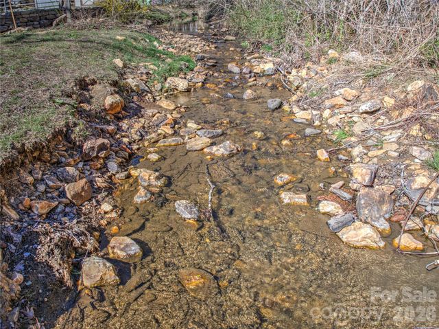 879 New Haw Creek Road, Asheville, NC 28805