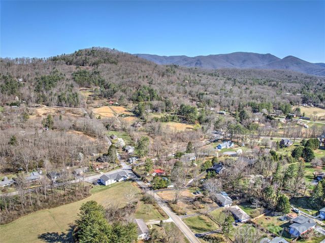 879 New Haw Creek Road, Asheville, NC 28805