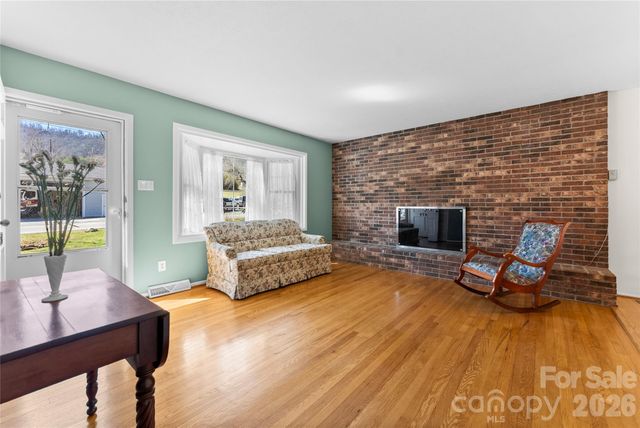 879 New Haw Creek Road, Asheville, NC 28805