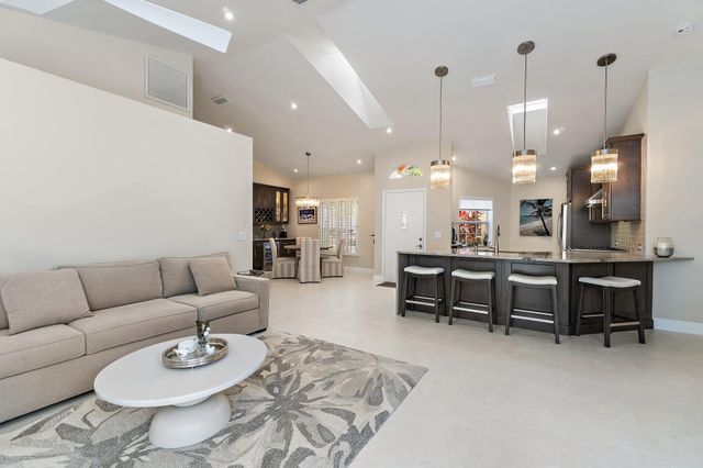 45 Via Verona, Palm Beach Gardens, FL 33418
