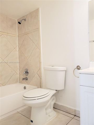 10020 NW 9th St Cir 102, Miami, FL 33172