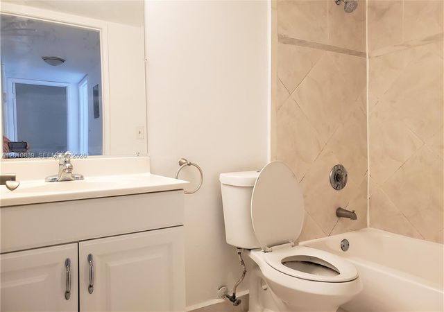 10020 NW 9th St Cir 102, Miami, FL 33172
