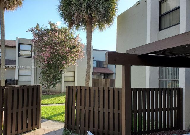 10020 NW 9th St Cir 102, Miami, FL 33172