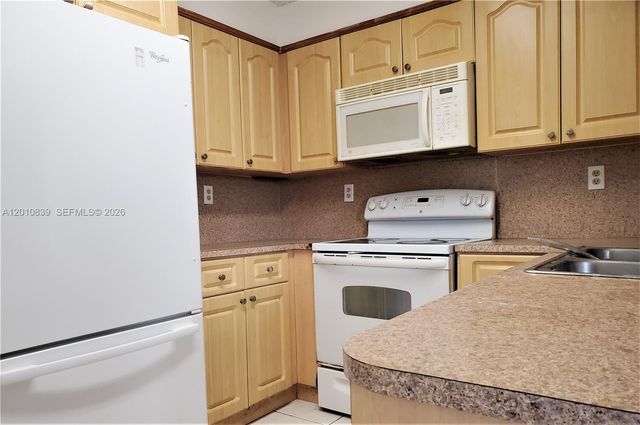 10020 NW 9th St Cir 102, Miami, FL 33172