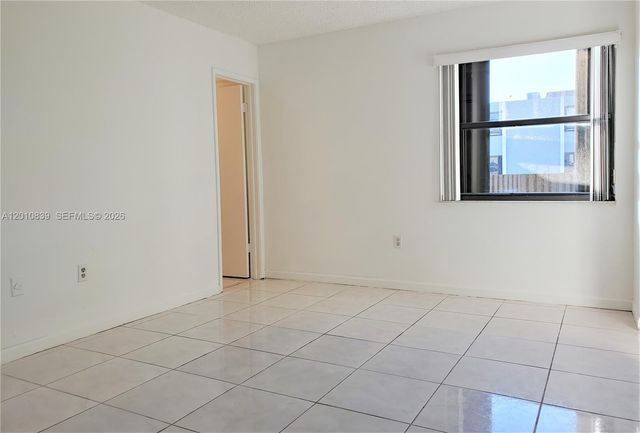 10020 NW 9th St Cir 102, Miami, FL 33172