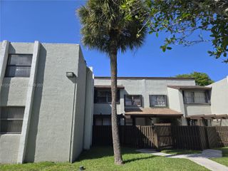 10020 NW 9th St Cir 102, Miami, FL 33172