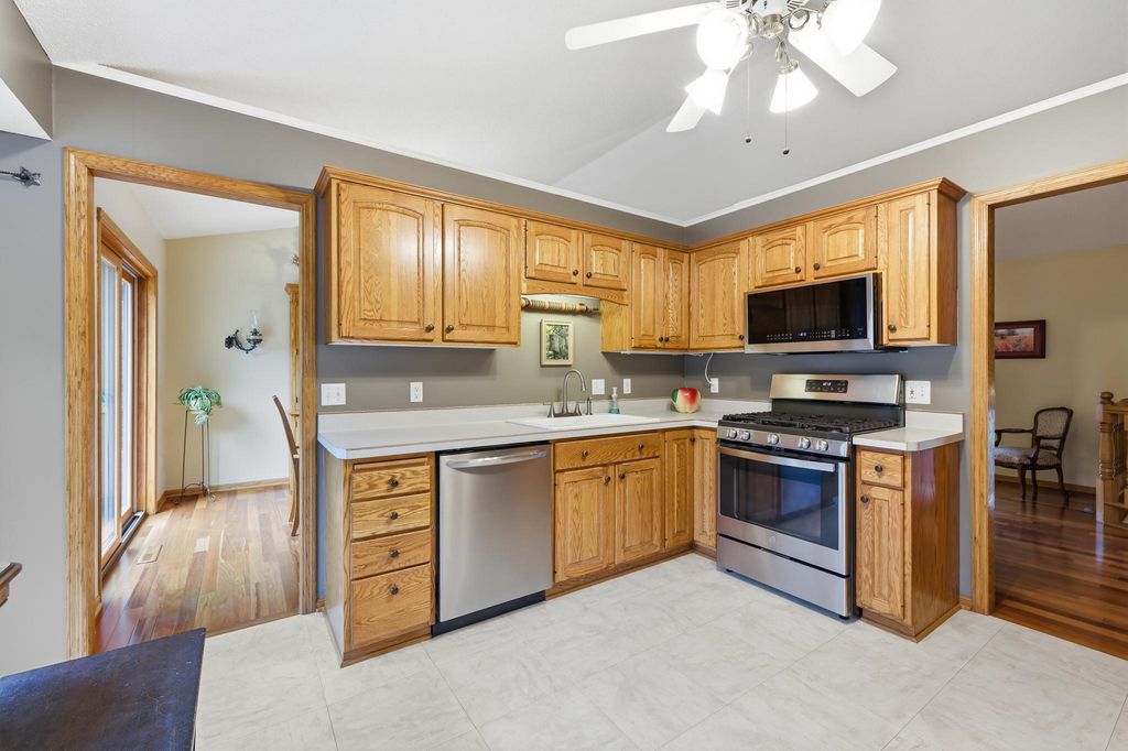 1123 Ridge Bluff Drive, Chaska, MN 55318 — photo 5