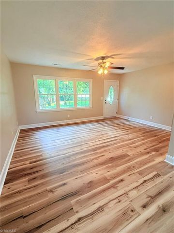 189 W Cleve Street, Mount Airy, NC 27030