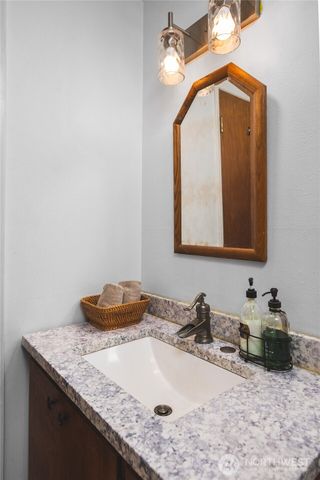 1605 9th Street, Anacortes, WA 98221