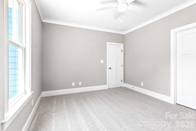 1061 The Glen Street, Statesville, NC 28677