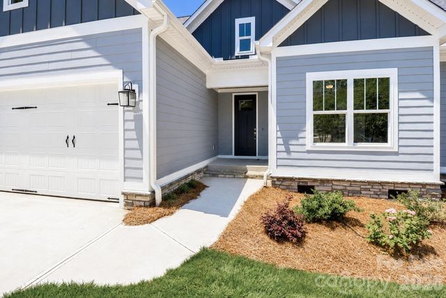 1061 The Glen Street, Statesville, NC 28677