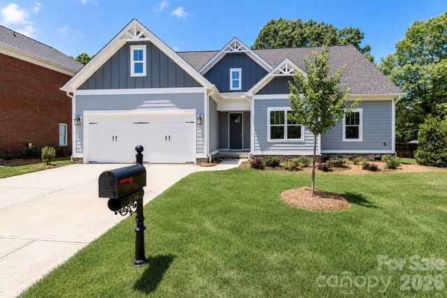 1061 The Glen Street, Statesville, NC 28677