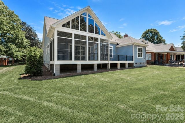 1061 The Glen Street, Statesville, NC 28677