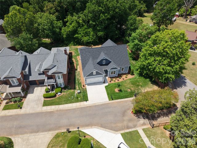 1061 The Glen Street, Statesville, NC 28677