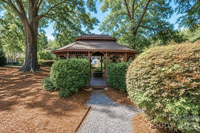 1061 The Glen Street, Statesville, NC 28677