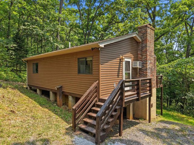 460 HILLTOP LN, Mt Jackson, VA 22842