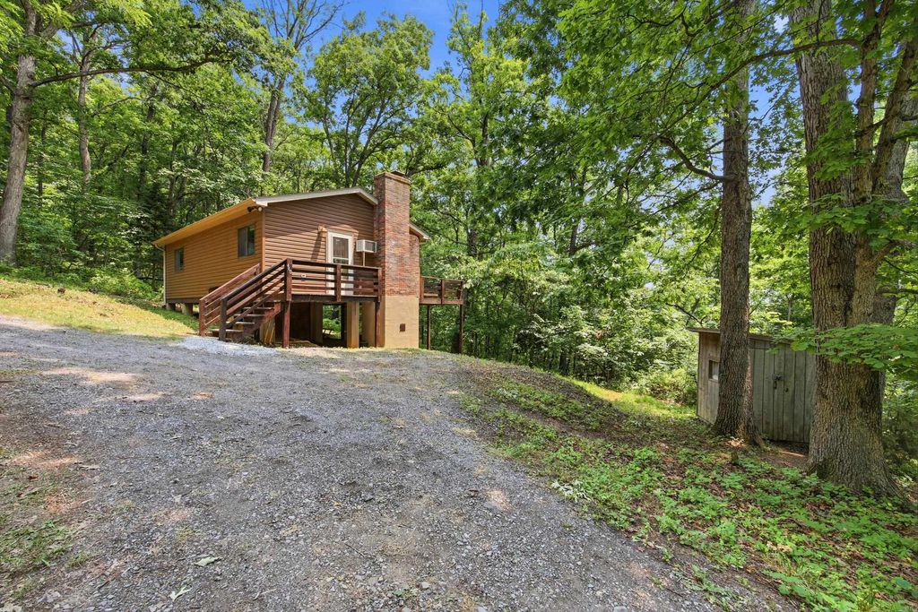 460 HILLTOP LN, Mt Jackson, VA 22842