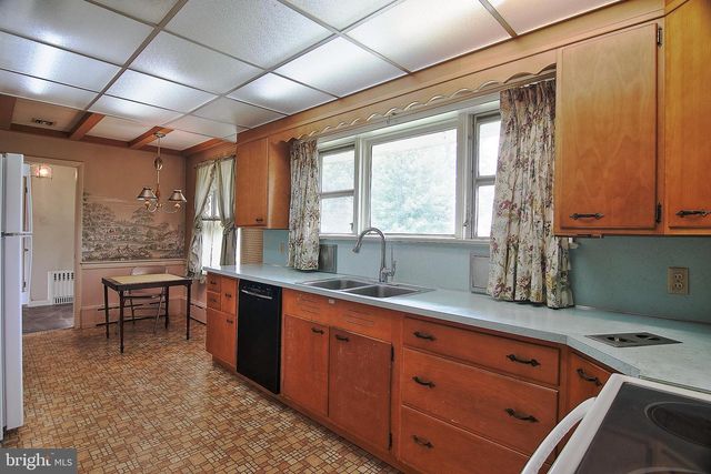 738 WHITE PINE LN, Pottstown, PA 19464