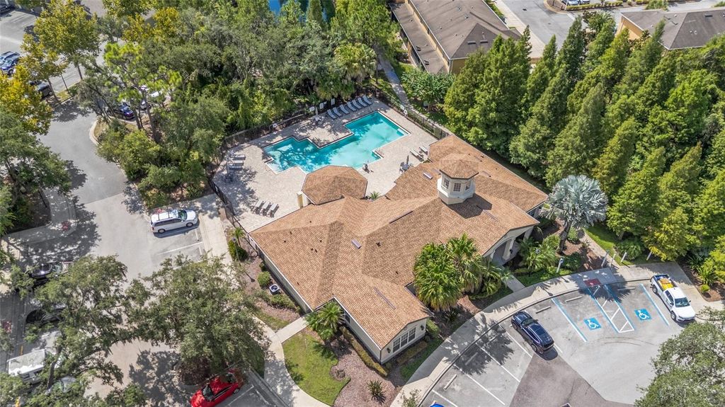 Image 5 of property listing at 13937 SNAPPER FIN LANE, Tampa, FL 33637
