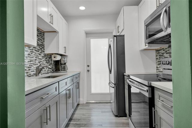 931 SE 9th Avenue 17, Pompano Beach, FL 33060