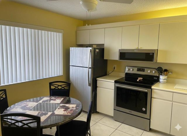 6698 10th Avenue N 427, Lake Worth, FL 33467