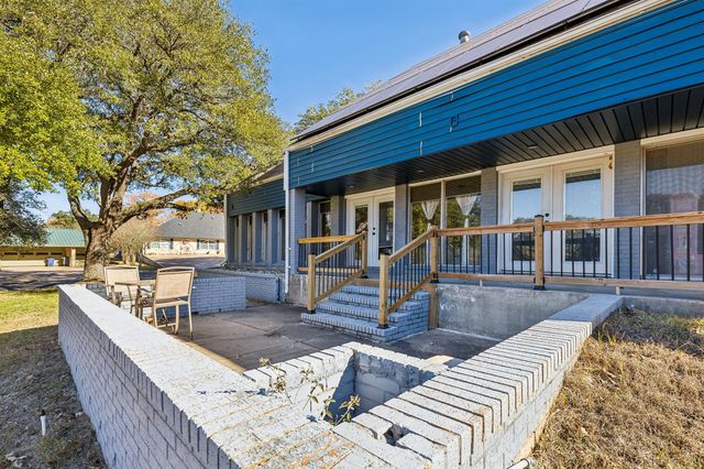 1202 Green Briar Drive, Huntsville, TX 77340