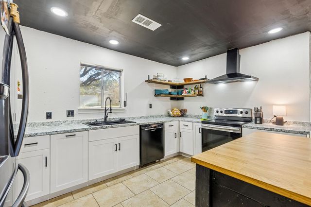 1202 Green Briar Drive, Huntsville, TX 77340