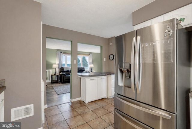 43 LYNWOOD DR, York, PA 17402