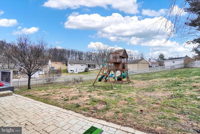 43 LYNWOOD DR, York, PA 17402