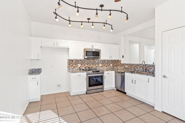 7060 S Red Maids Drive, Tucson, AZ 85756